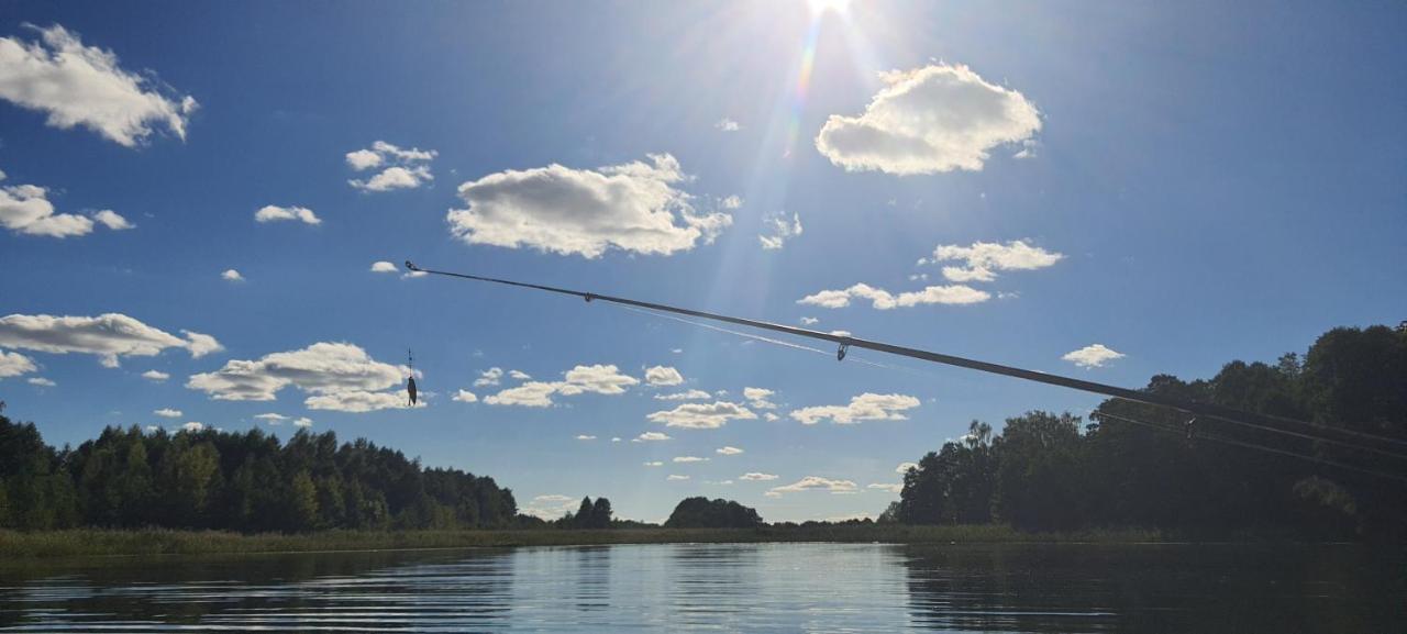 Domek Mazurski Caloroczny Nad Jeziorem Z Jacuzzi Spa Pasym Bagian luar foto
